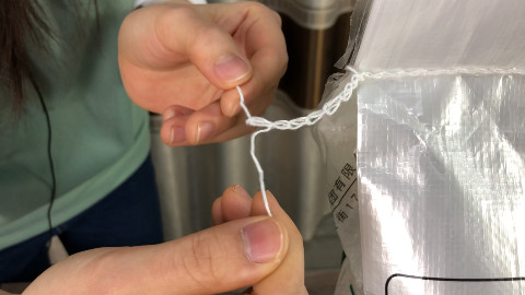 今天才知道米袋上还藏着一个小机关,难怪以前老是拆不开